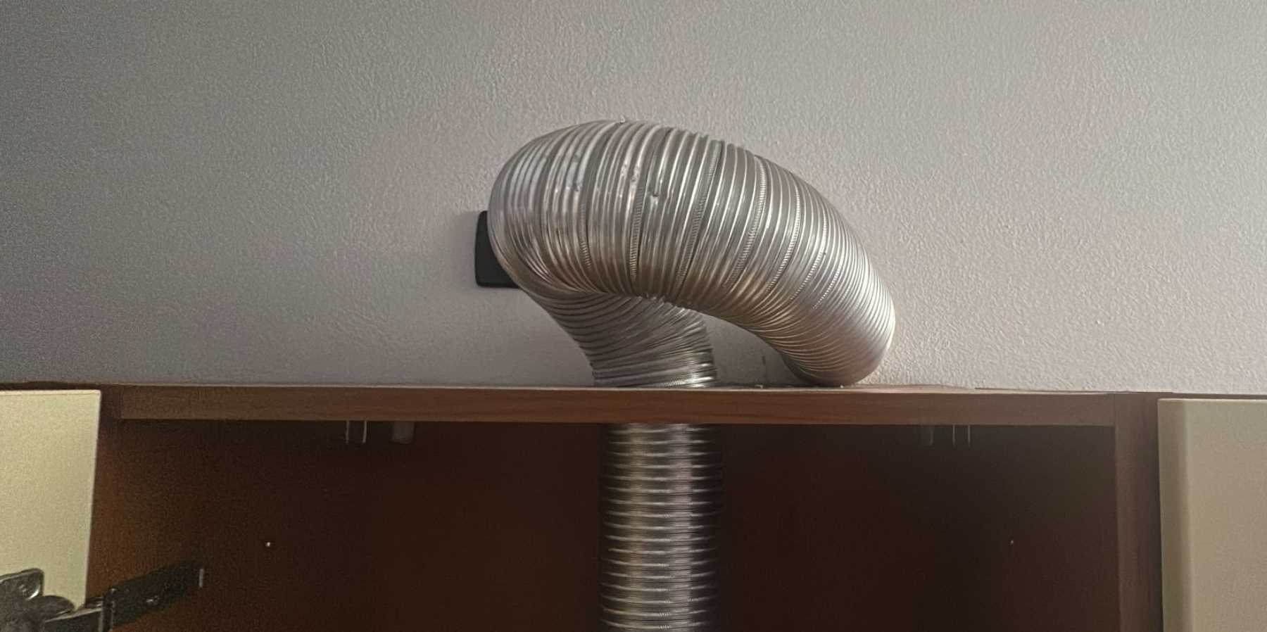 Fehlende oder fehlerhafte Installation des Dunstabzugshaubenrohrs mit Biegungen
