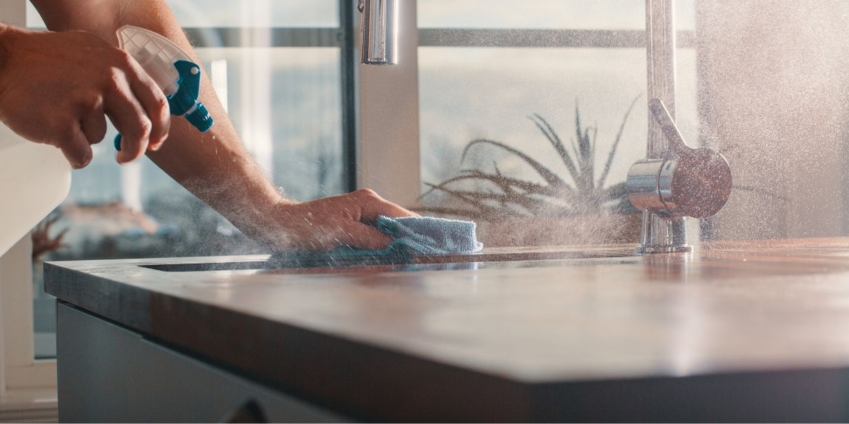 Lavare accuratamente il piano della cucina con prodotto apposito
