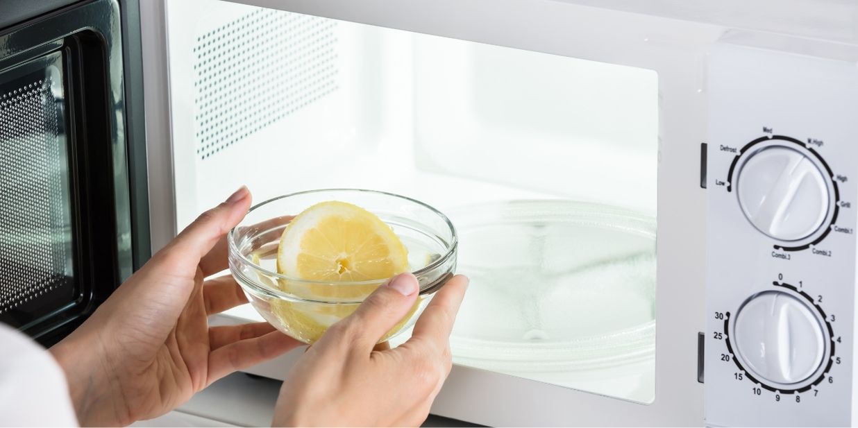 Pulire il microonde con il limone