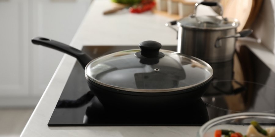 Coperchio su una padella