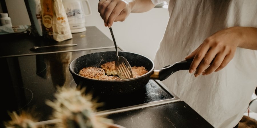 Donna che cucina alle prime ore del giorno