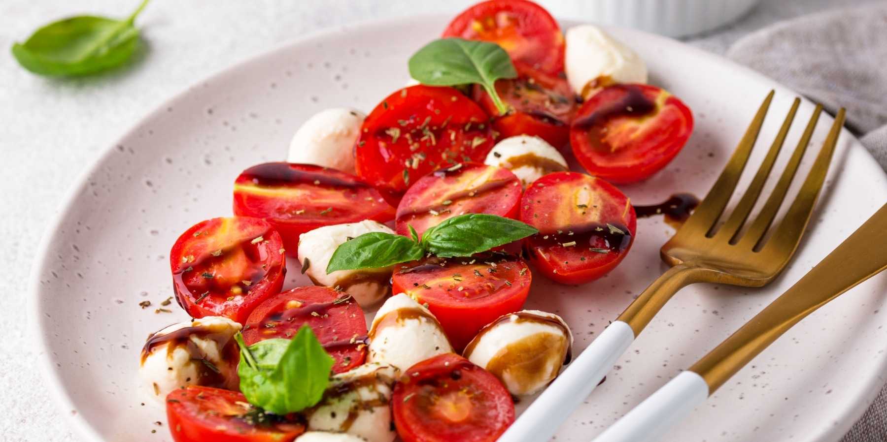 Un piatto freddo con caprese