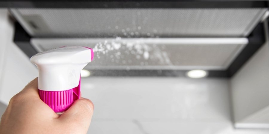 Pulizia di un filtro antigrasso con detersivo
