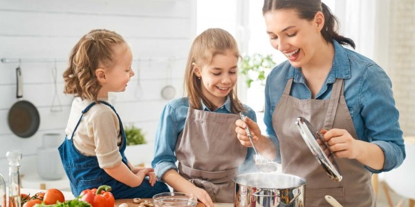 Come risparmiare energia elettrica in cucina? Ecco tutti i trucchi da seguire